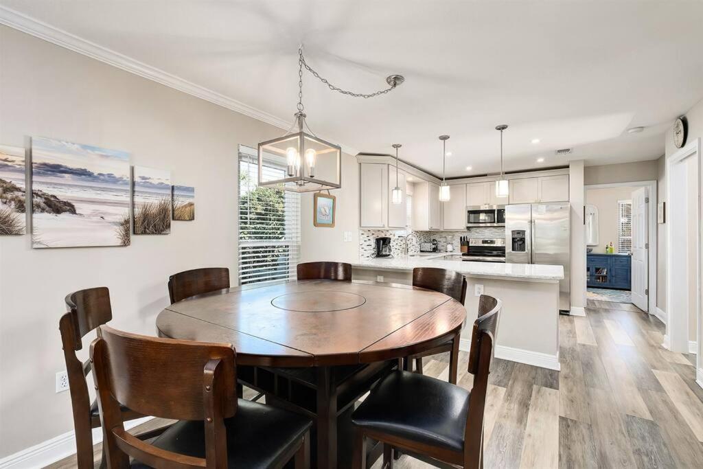 Holiday home 4 Bedroom - 3 Ba Private Pool Putting