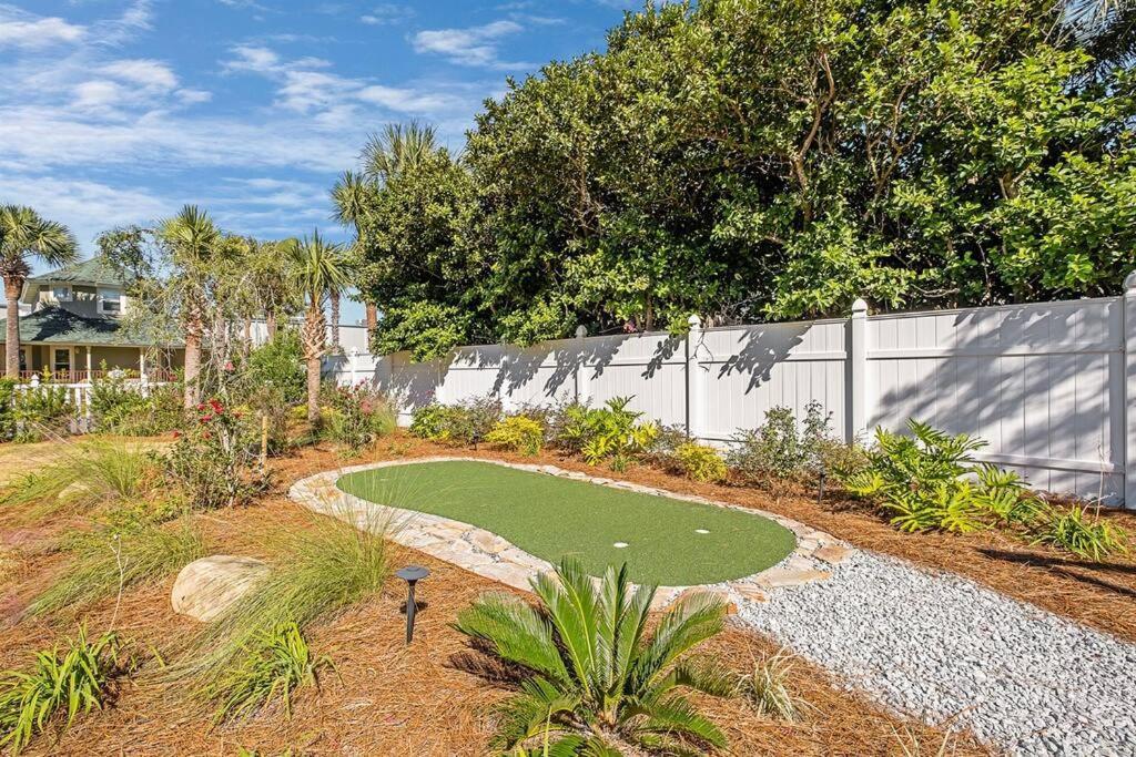 4 Bedroom - 3 Ba Private Pool Putting