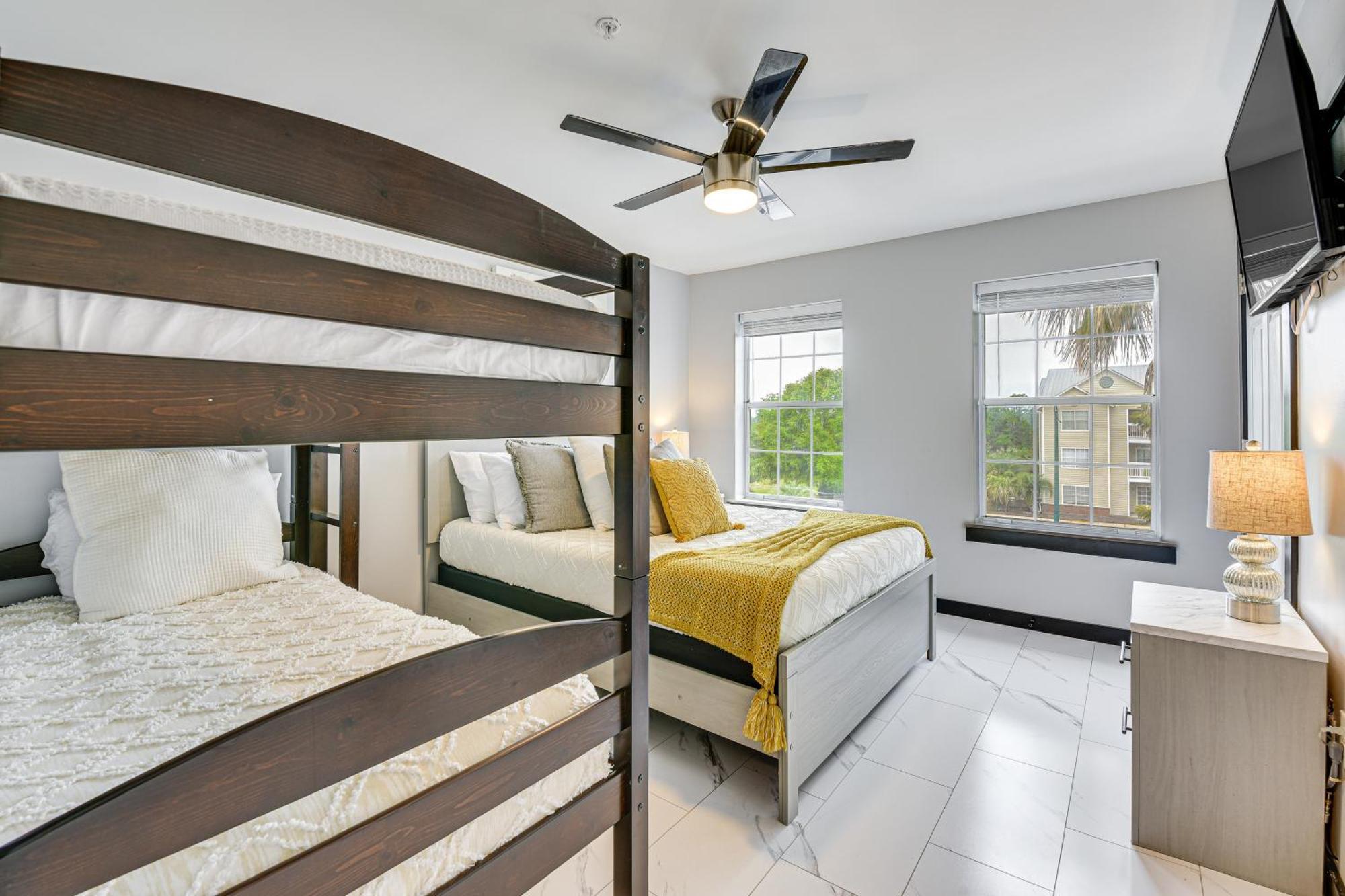 Apartment Modern Walk To Golf Course And Beach! *
