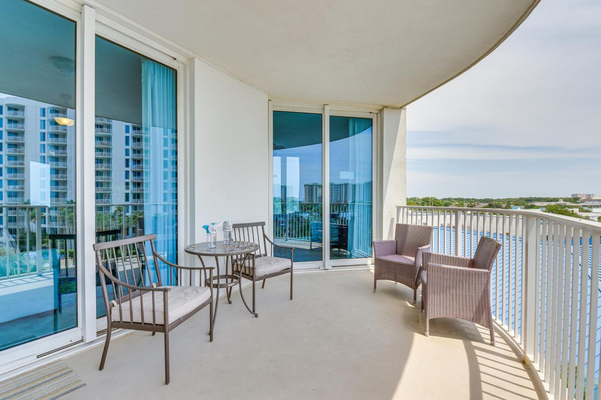 Apartment Walk To Poolside Oasis In Palms Of Destin!
