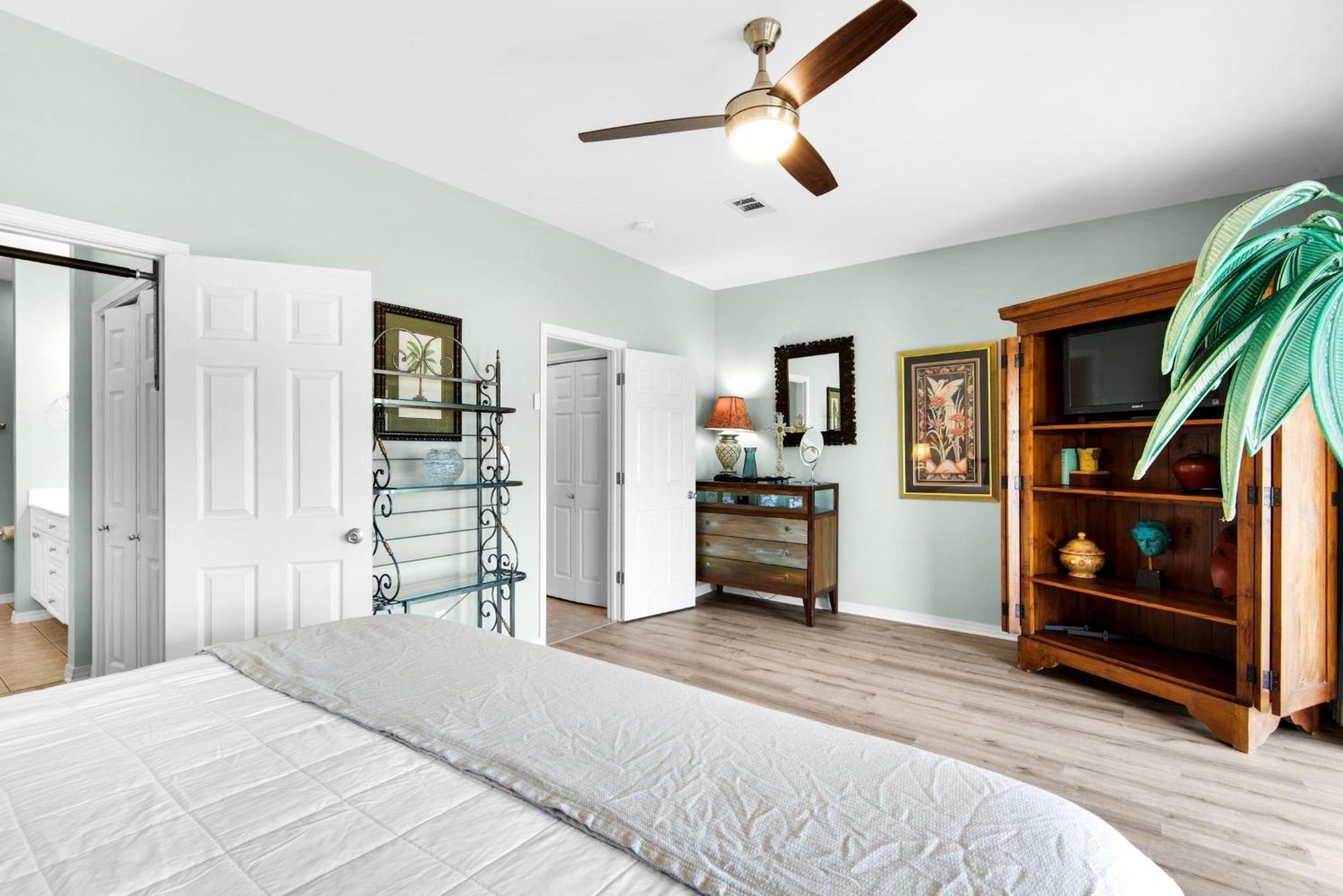 Apartment Spyglass #103