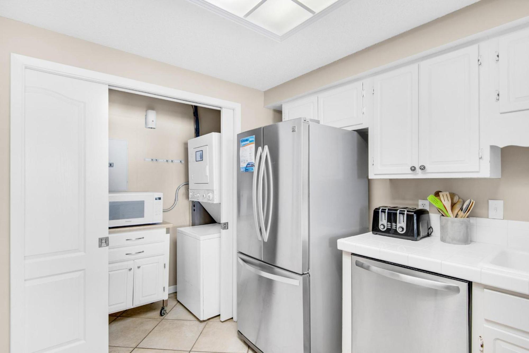 Shoreline Towers 1085 Apartment *