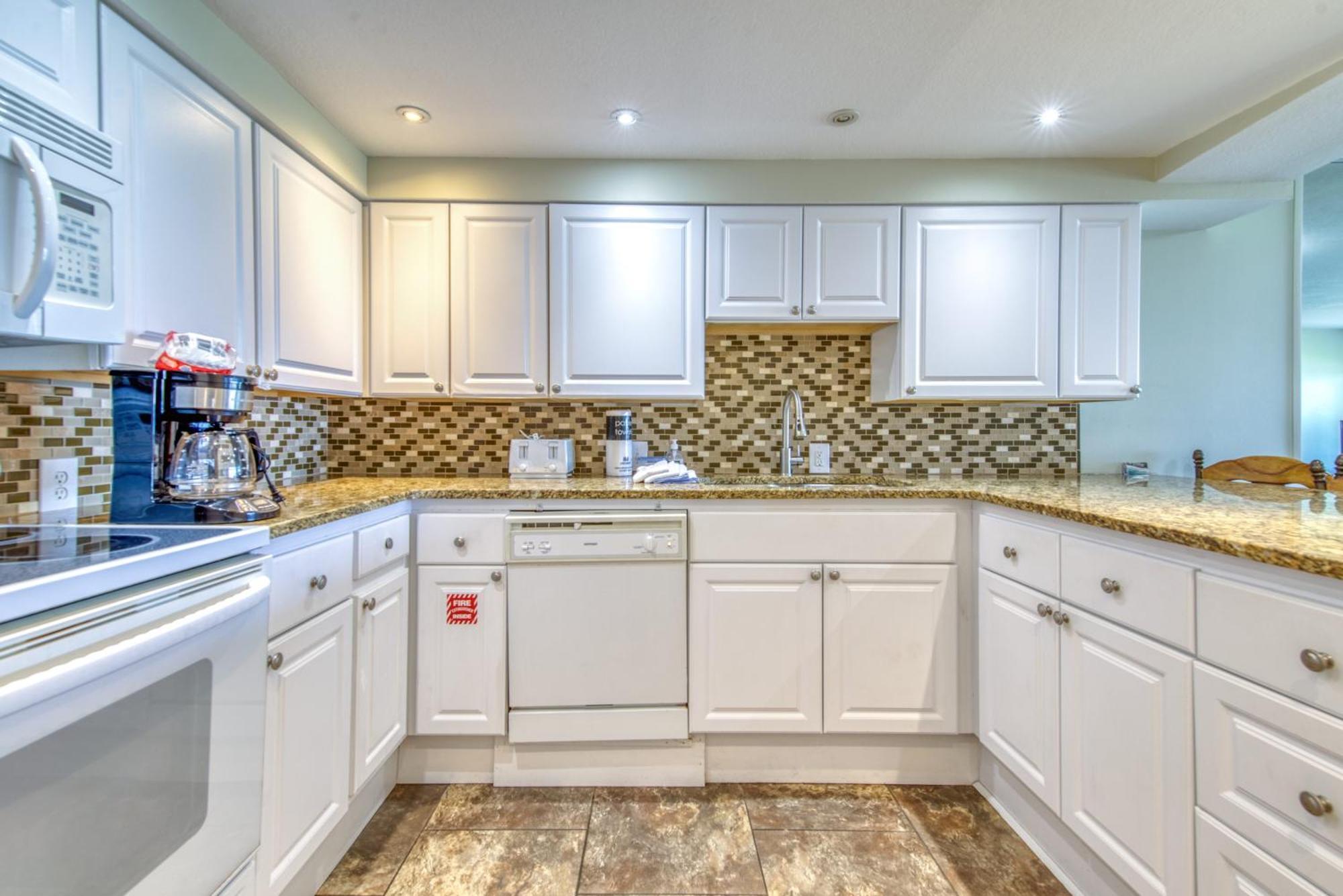 Apartment House C103 - Beachfront With Pool, Wifi, & Service