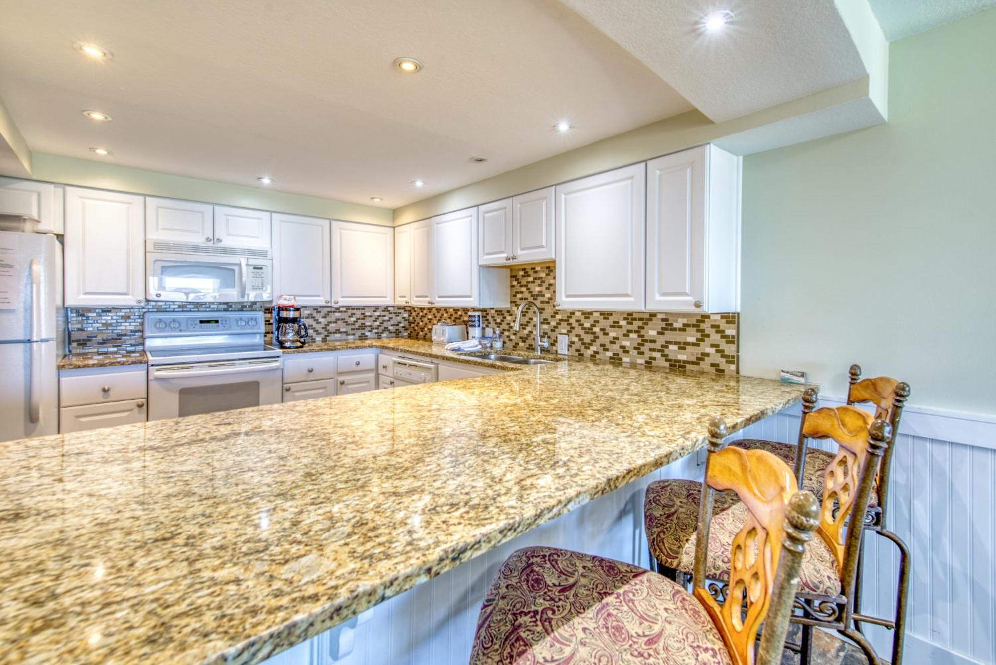 Apartment House C103 - Beachfront With Pool, Wifi, & Service Destin