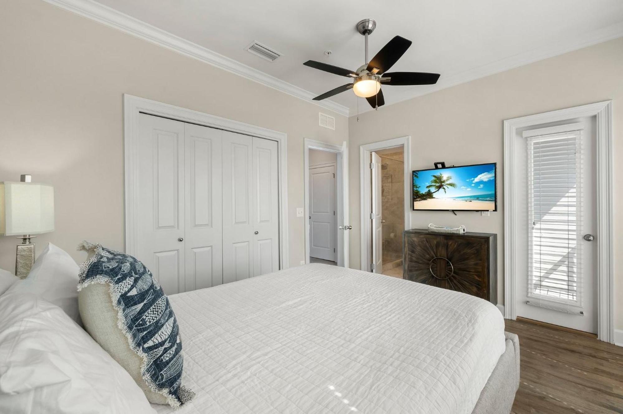 Apartment Drift With Large Pool *