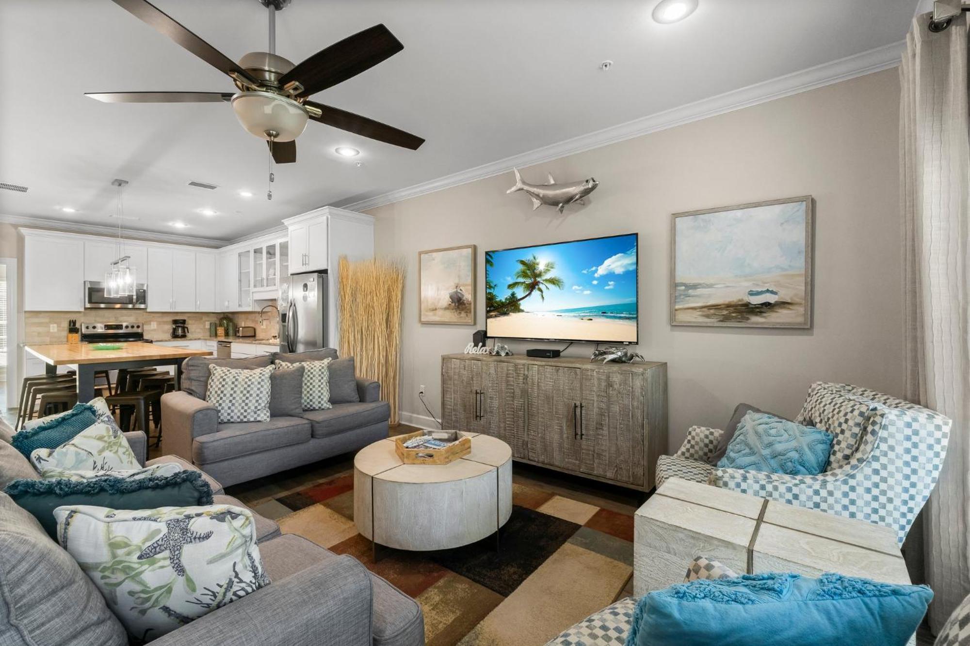 Drift With Large Pool Apartment