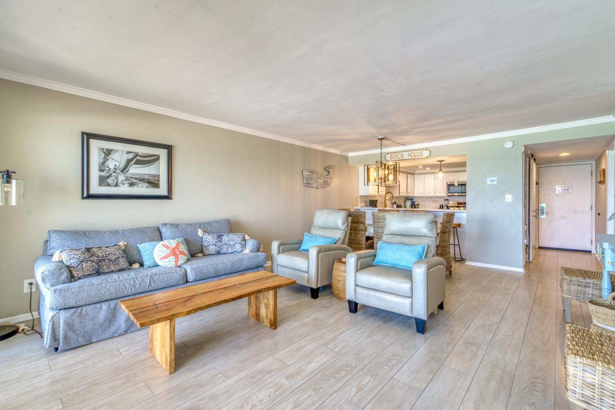 Apartment House C302 - Beachfront With Pool, Wifi, & Service *