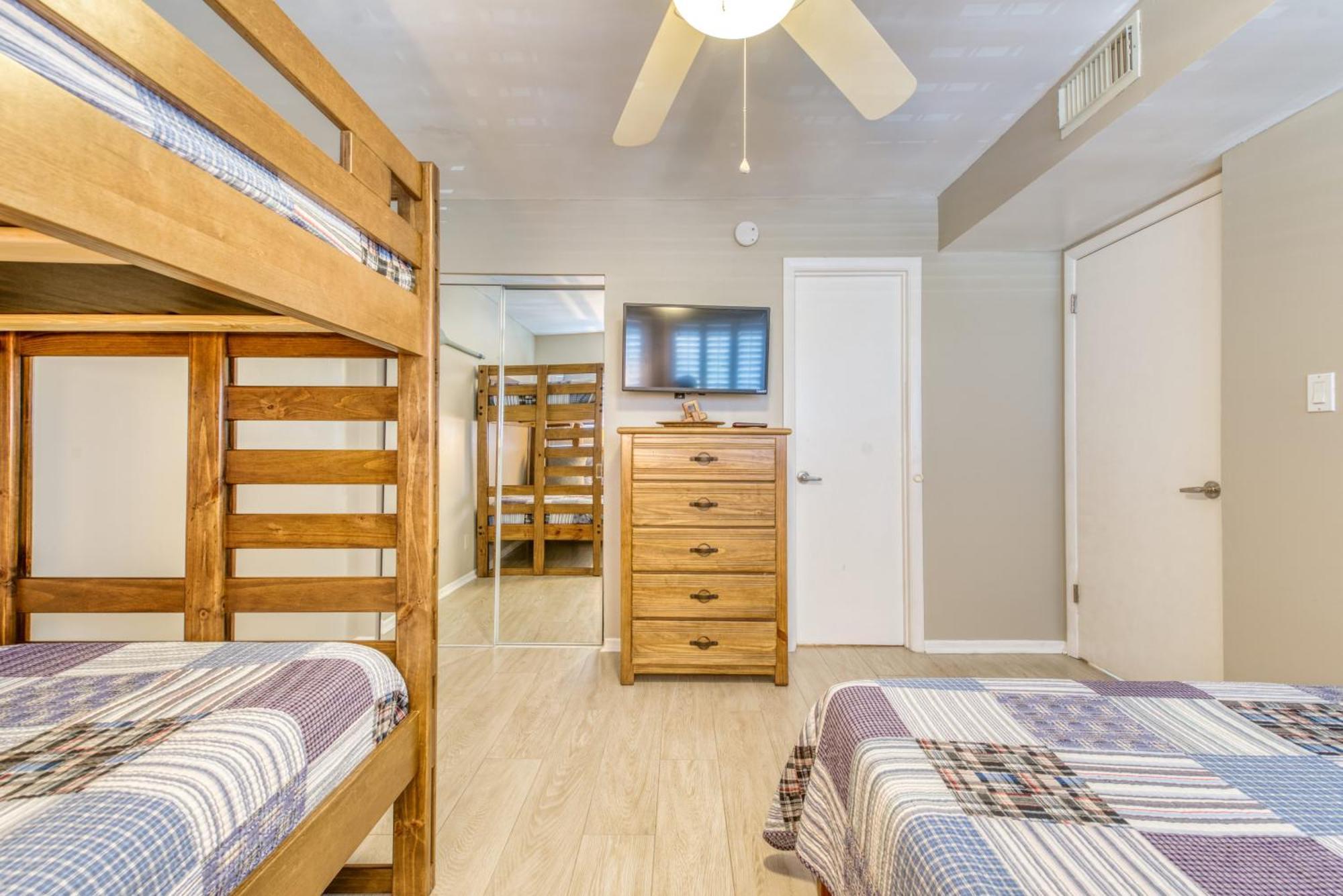 Apartment House C302 - Beachfront With Pool, Wifi, & Service *