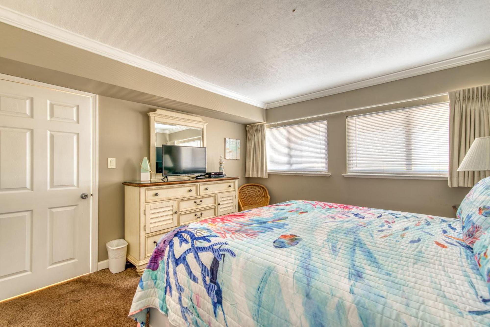 House B404 - Beachfront With Pool, Wifi, & Service Apartment *