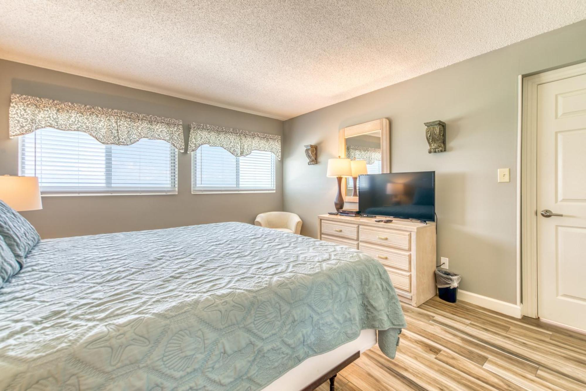 Apartment House D602 - Beachfront With Pool, Wifi, & Service *