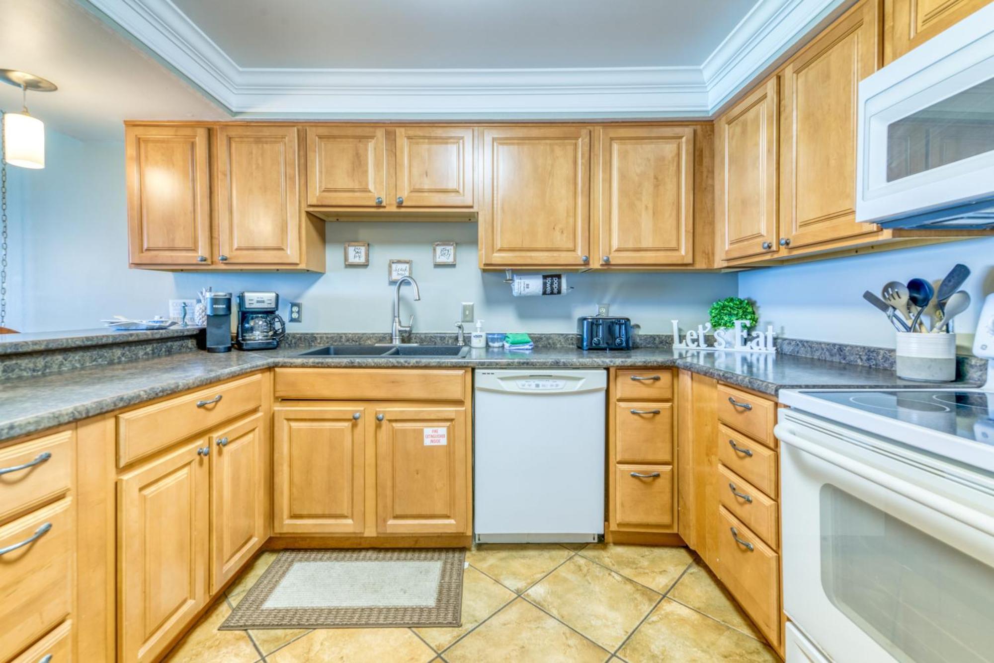 House D602 - Beachfront With Pool, Wifi, & Service Apartment