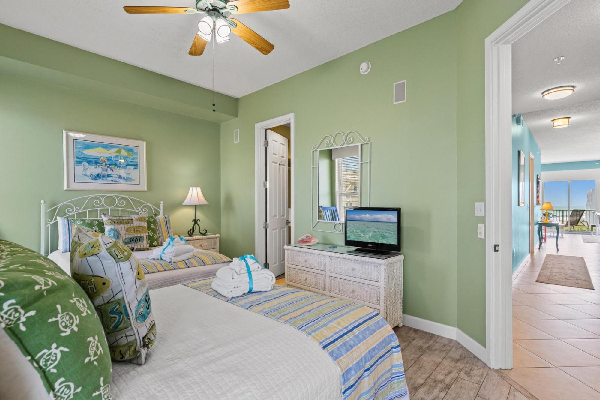 Beachfront Luxury 2bd 2ba With Balcony! Sleeps 6! * Destin
