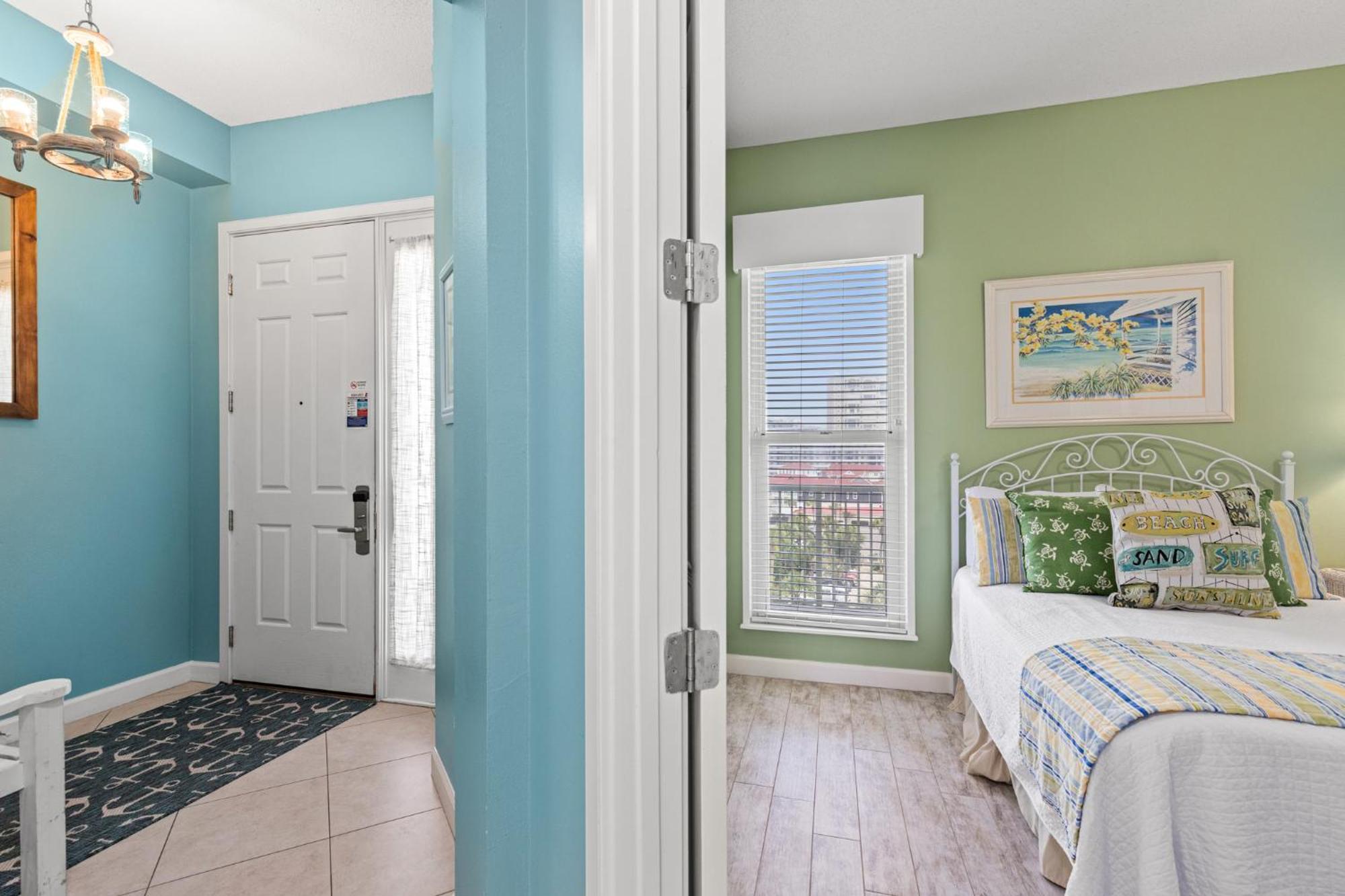 Beachfront Luxury 2bd 2ba With Balcony! Sleeps 6! *