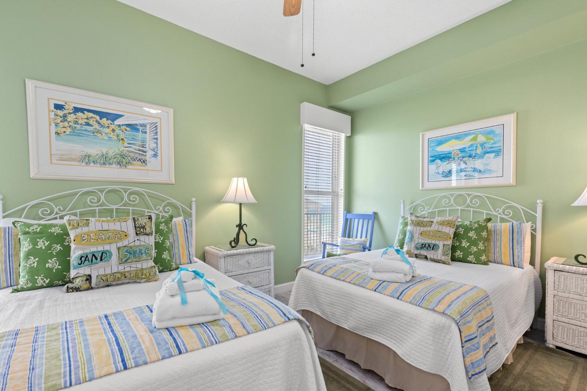 Beachfront Luxury 2bd 2ba With Balcony! Sleeps 6! Holiday home