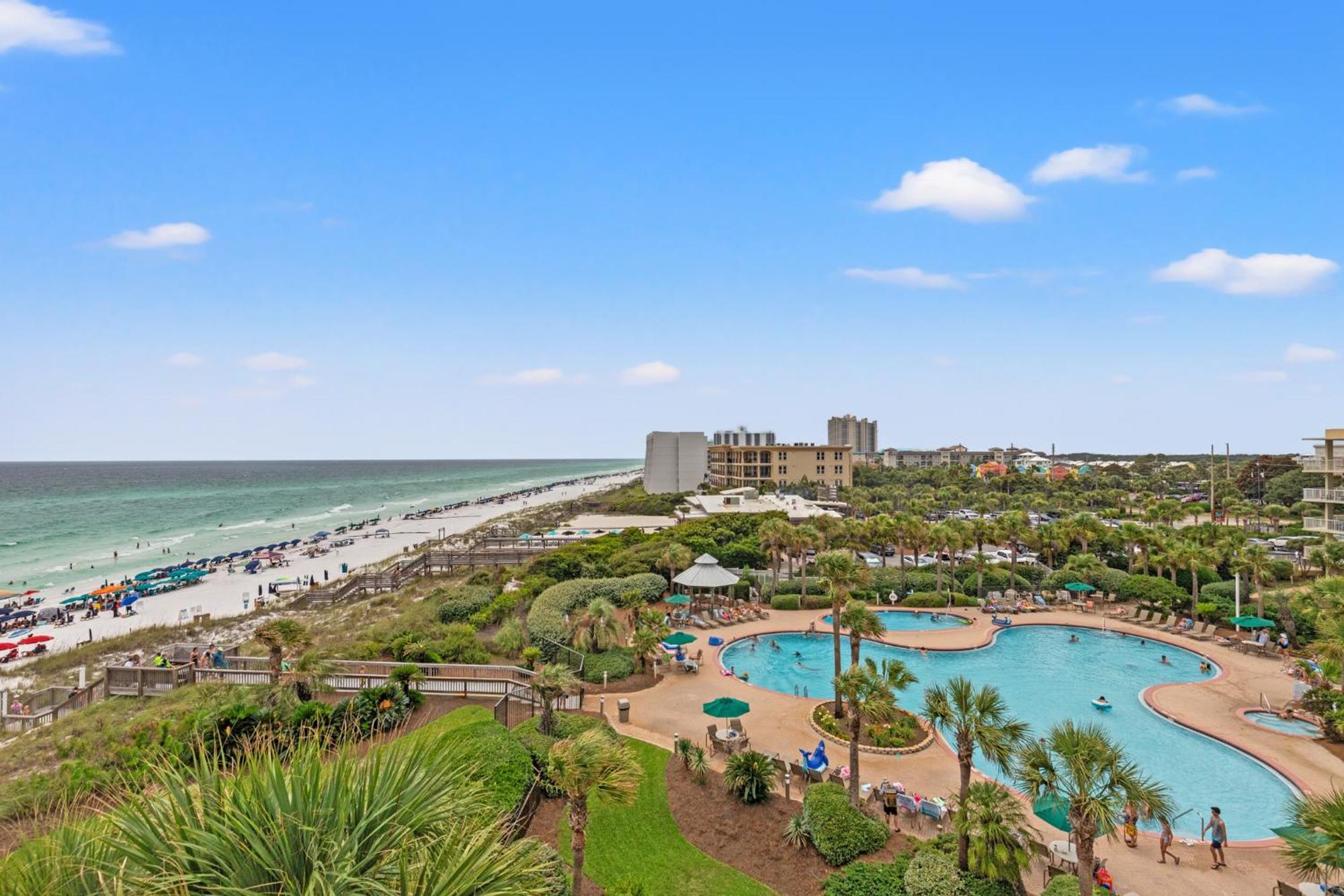 Beachfront Luxury 2bd 2ba With Balcony! Sleeps 6! Holiday home *