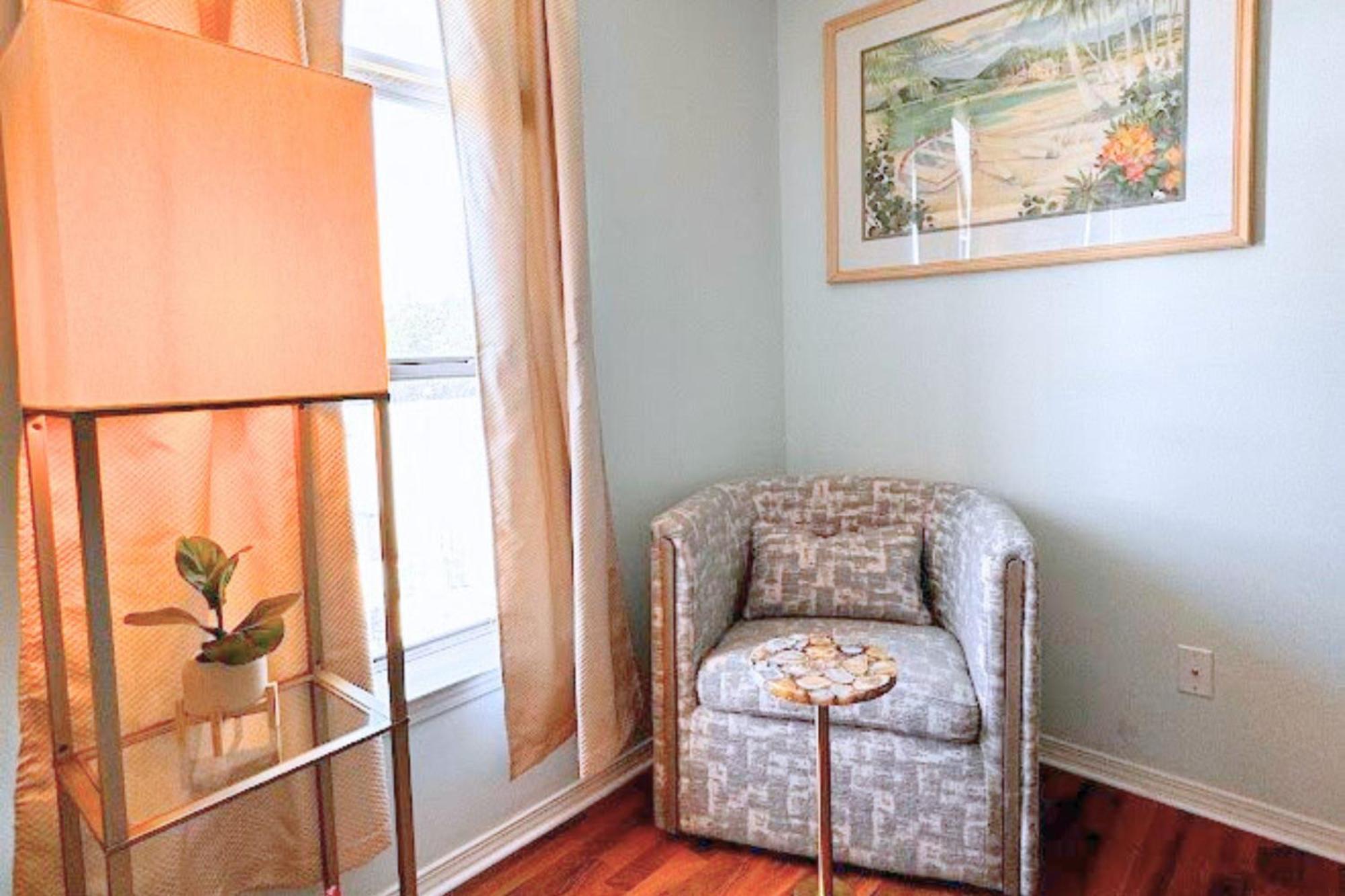 Renovated House, 1 Minute Walk To Miramar Holiday home *