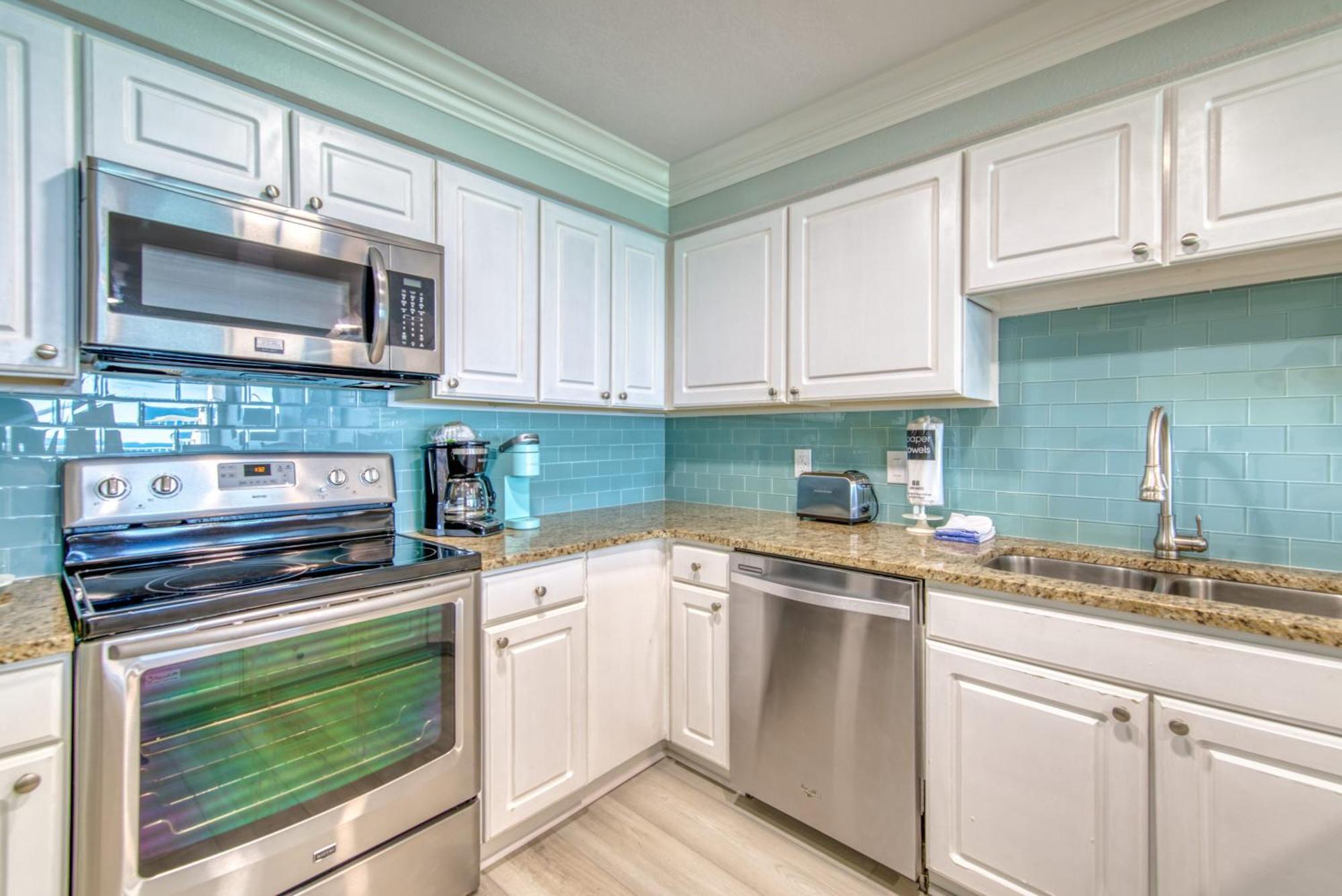 House C603 - Beachfront With Pool, Wifi, & Service Apartment