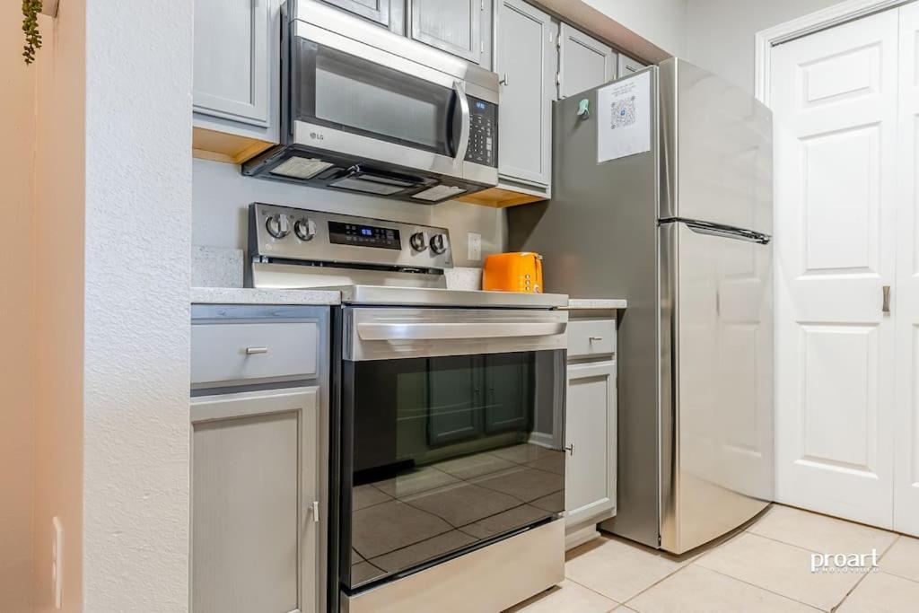 Hidden Gem - Pool Access, Walk To Apartment *
