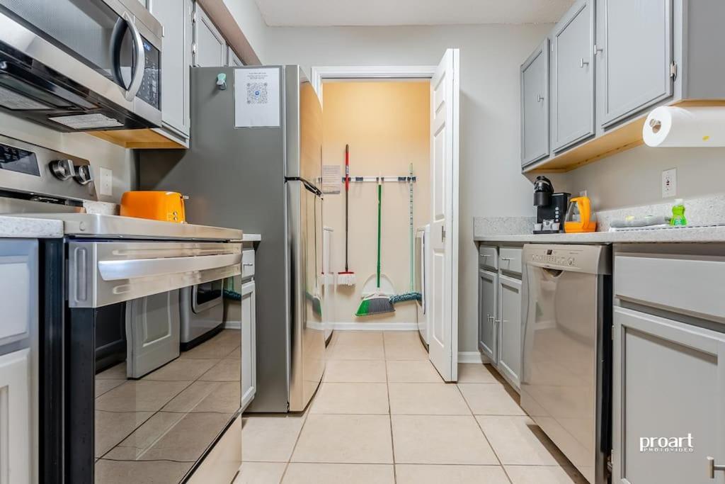 Hidden Gem - Pool Access, Walk To Apartment Destin