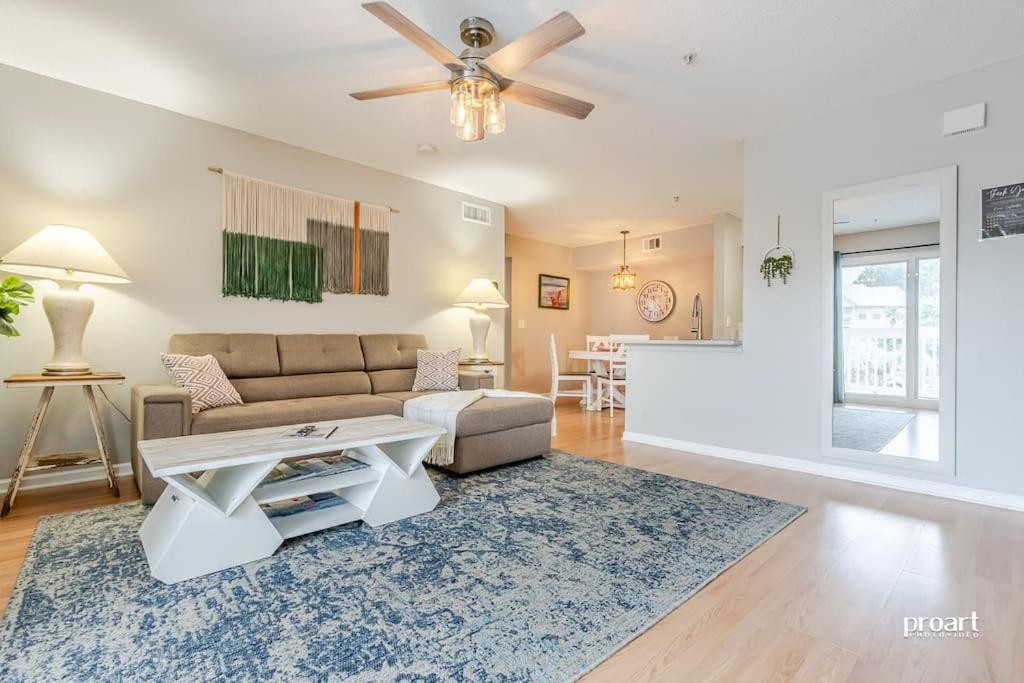 Hidden Gem - Pool Access, Walk To Apartment