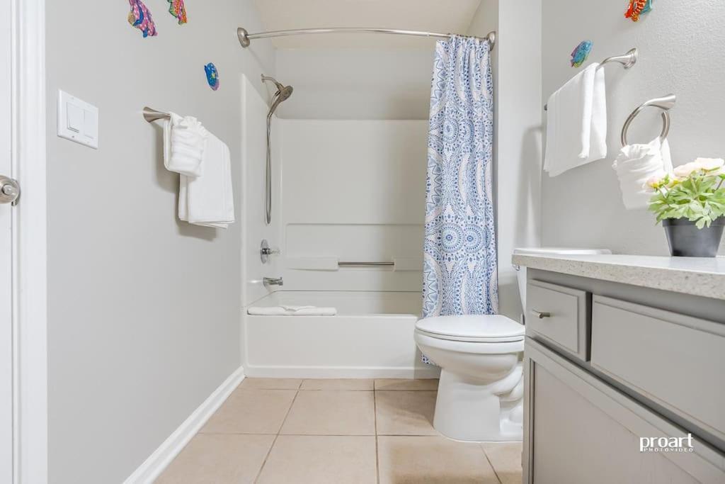 Hidden Gem - Pool Access, Walk To Apartment *