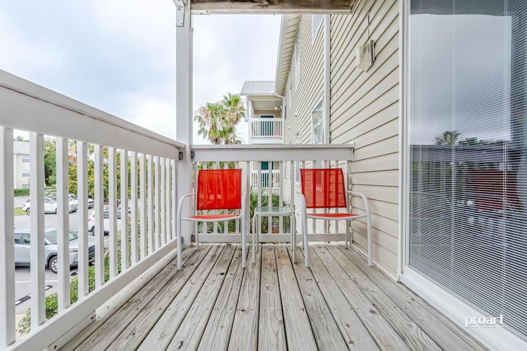 Hidden Gem - Pool Access, Walk To Apartment *