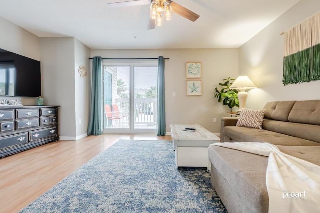 Hidden Gem - Pool Access, Walk To Apartment