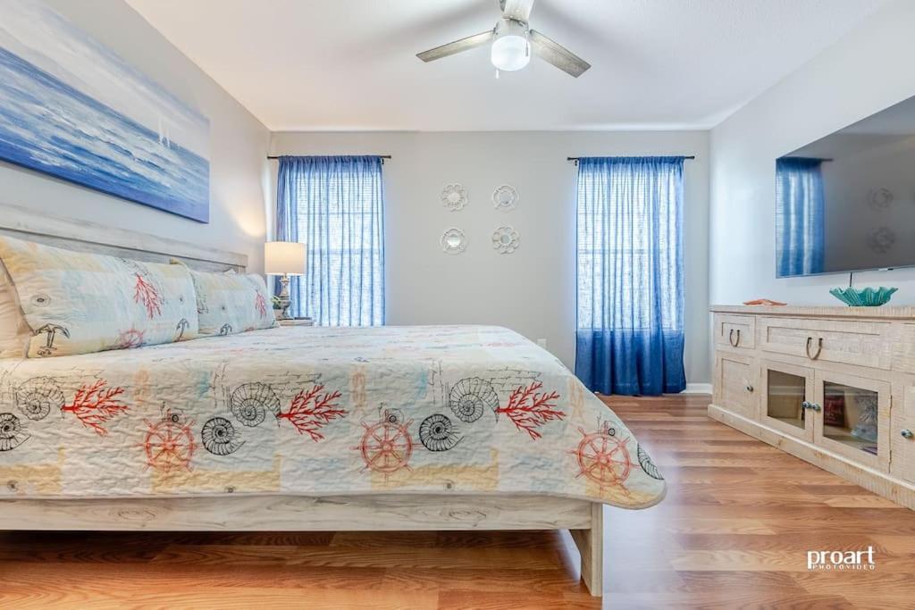 Hidden Gem - Pool Access, Walk To Apartment *