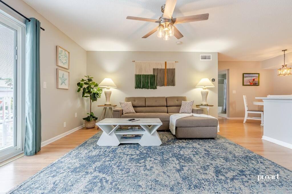 Apartment Hidden Gem - Pool Access, Walk To