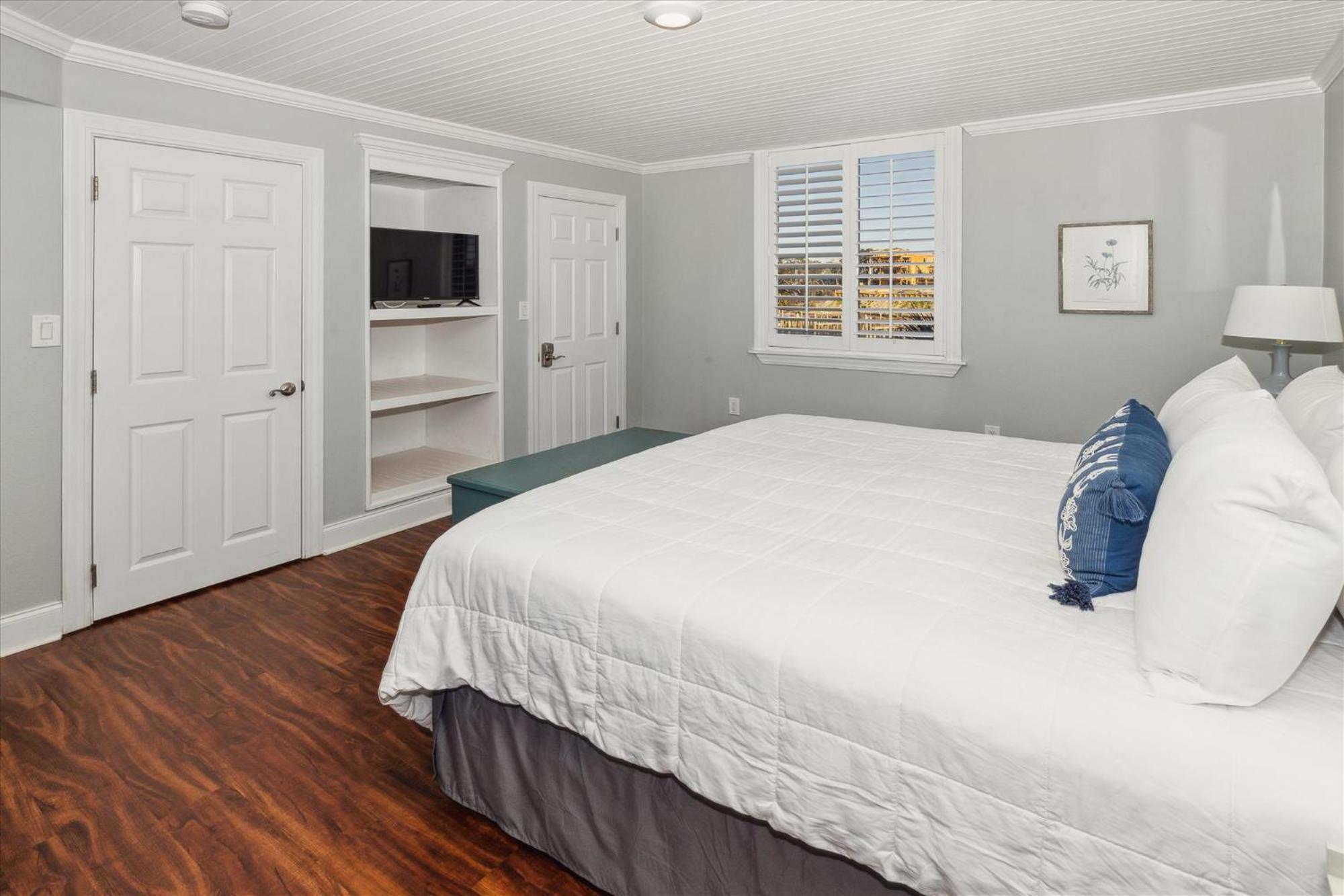 Apartment Dolphin Point 305b- By Isle