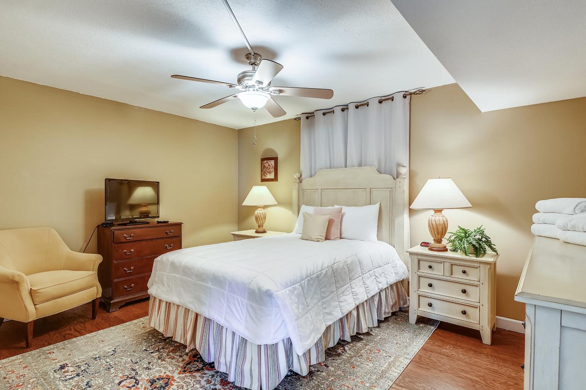 Dolphin Point 202c- By Isle Apartment