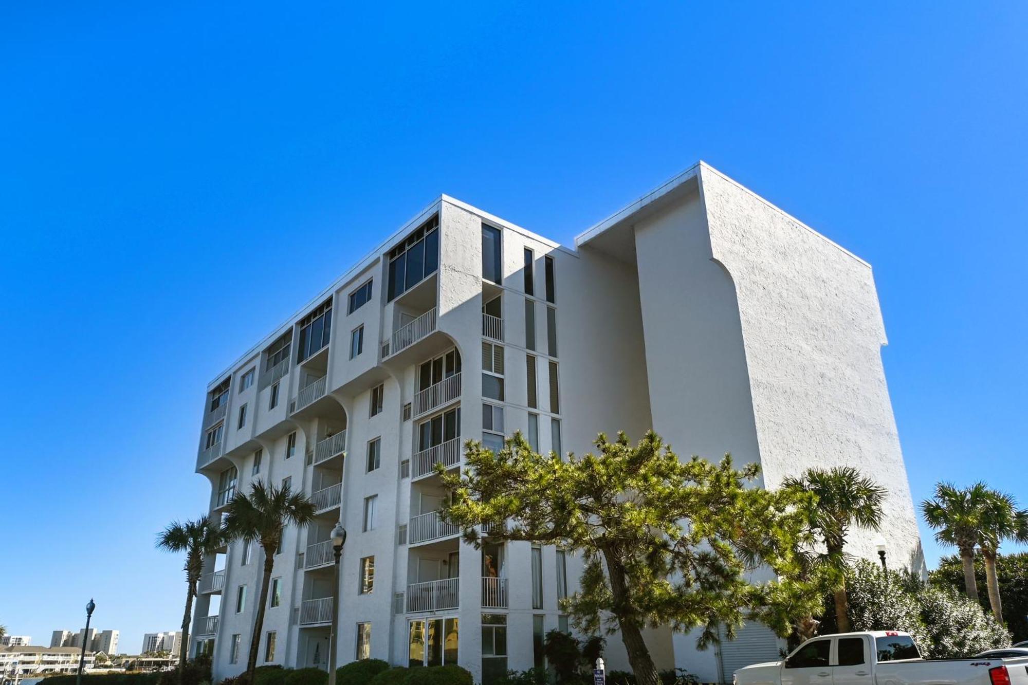Dolphin Point 202c- By Isle *