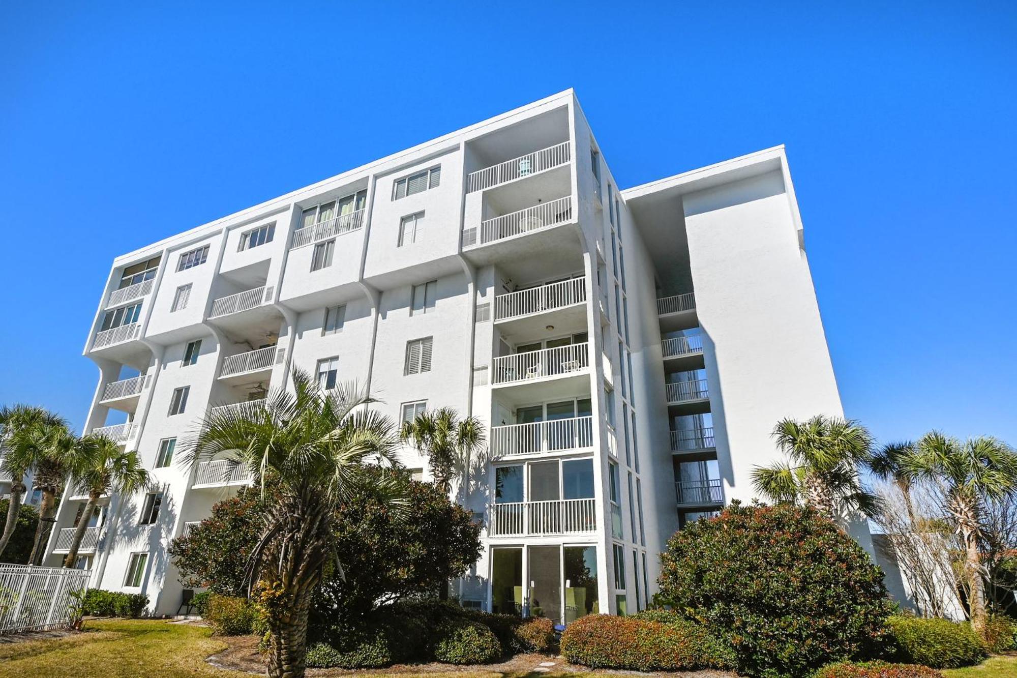 Apartment Dolphin Point 202c- By Isle