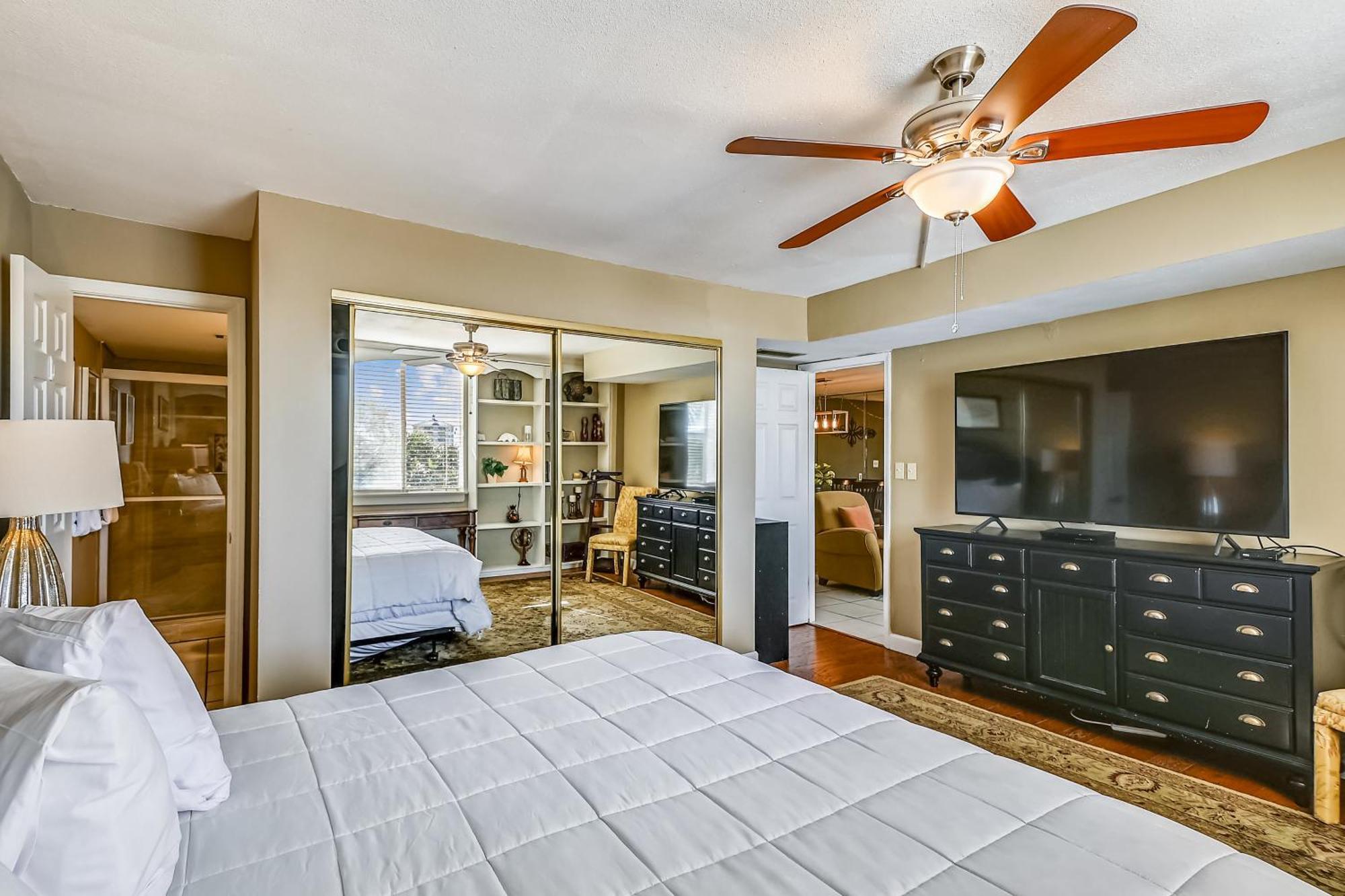 Dolphin Point 202c- By Isle *