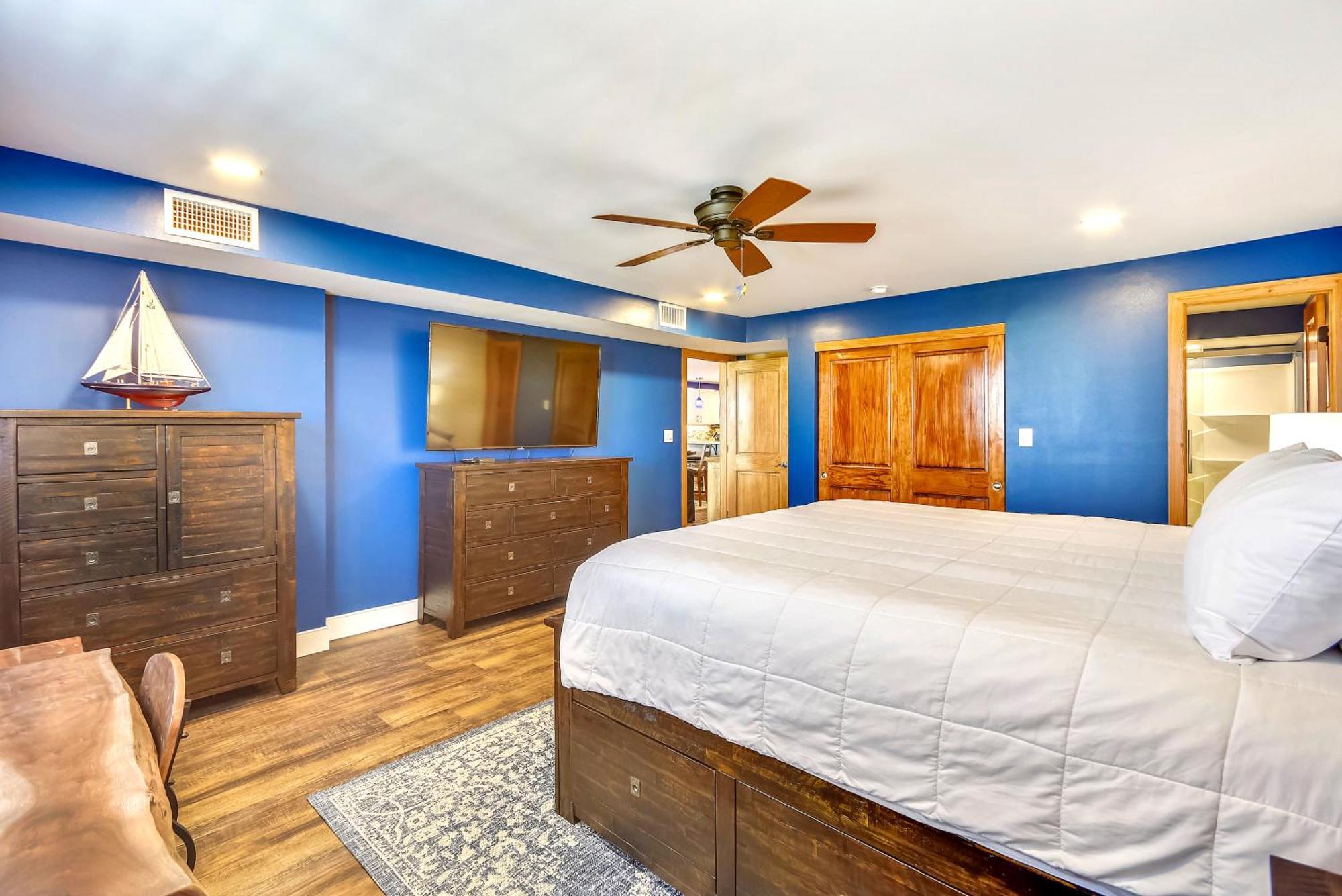 Dolphin Point 601c- By Isle Apartment *