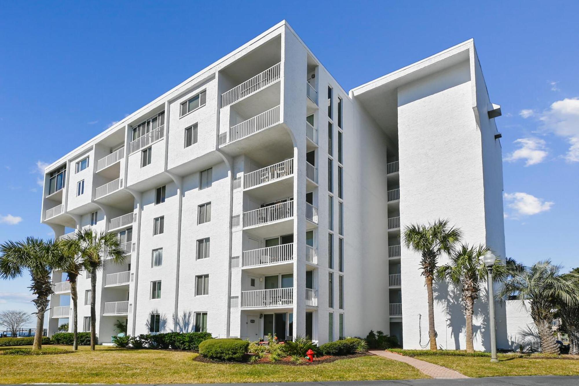 Dolphin Point 103b- By Isle