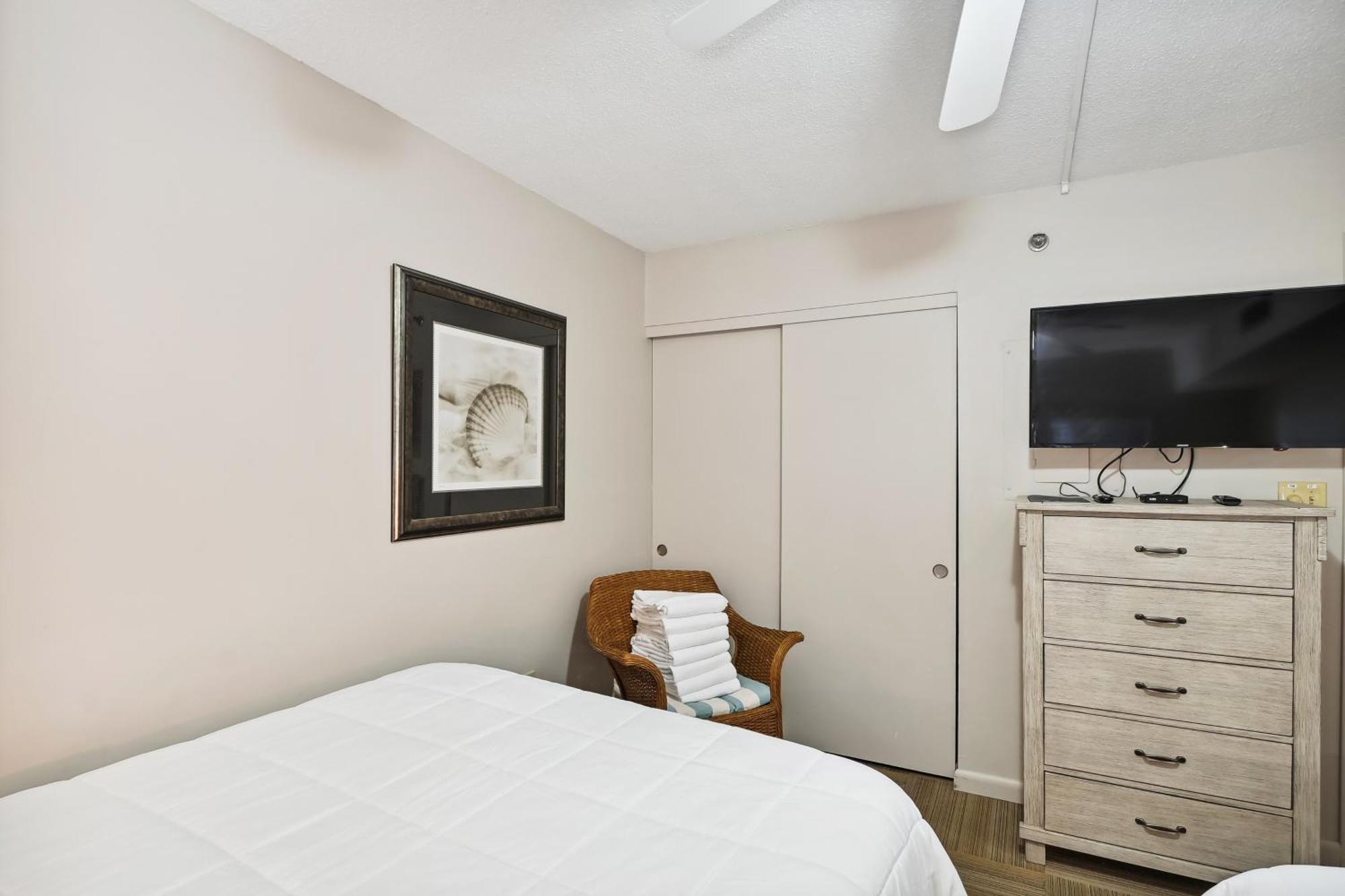 On The Gulf 304-by Isle Apartment