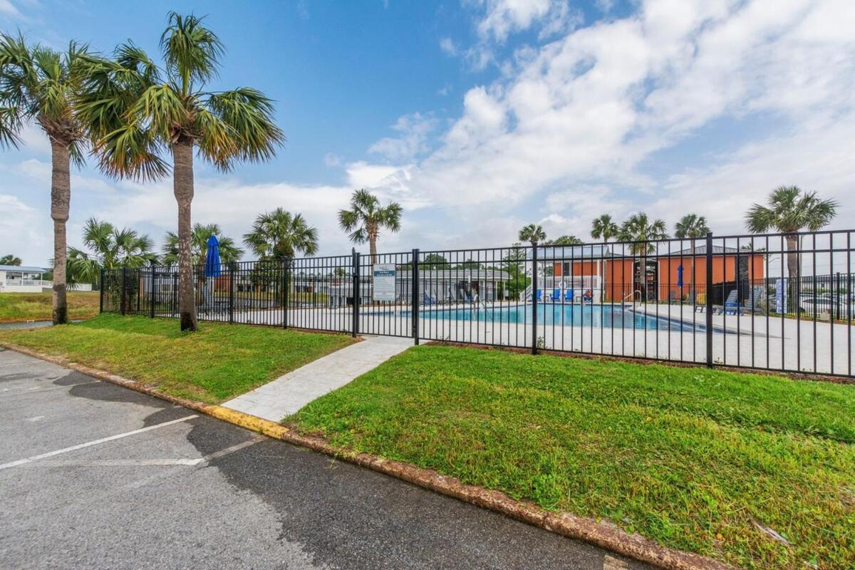 Hook Line Double Sinker View 3 Comm Pools * Destin