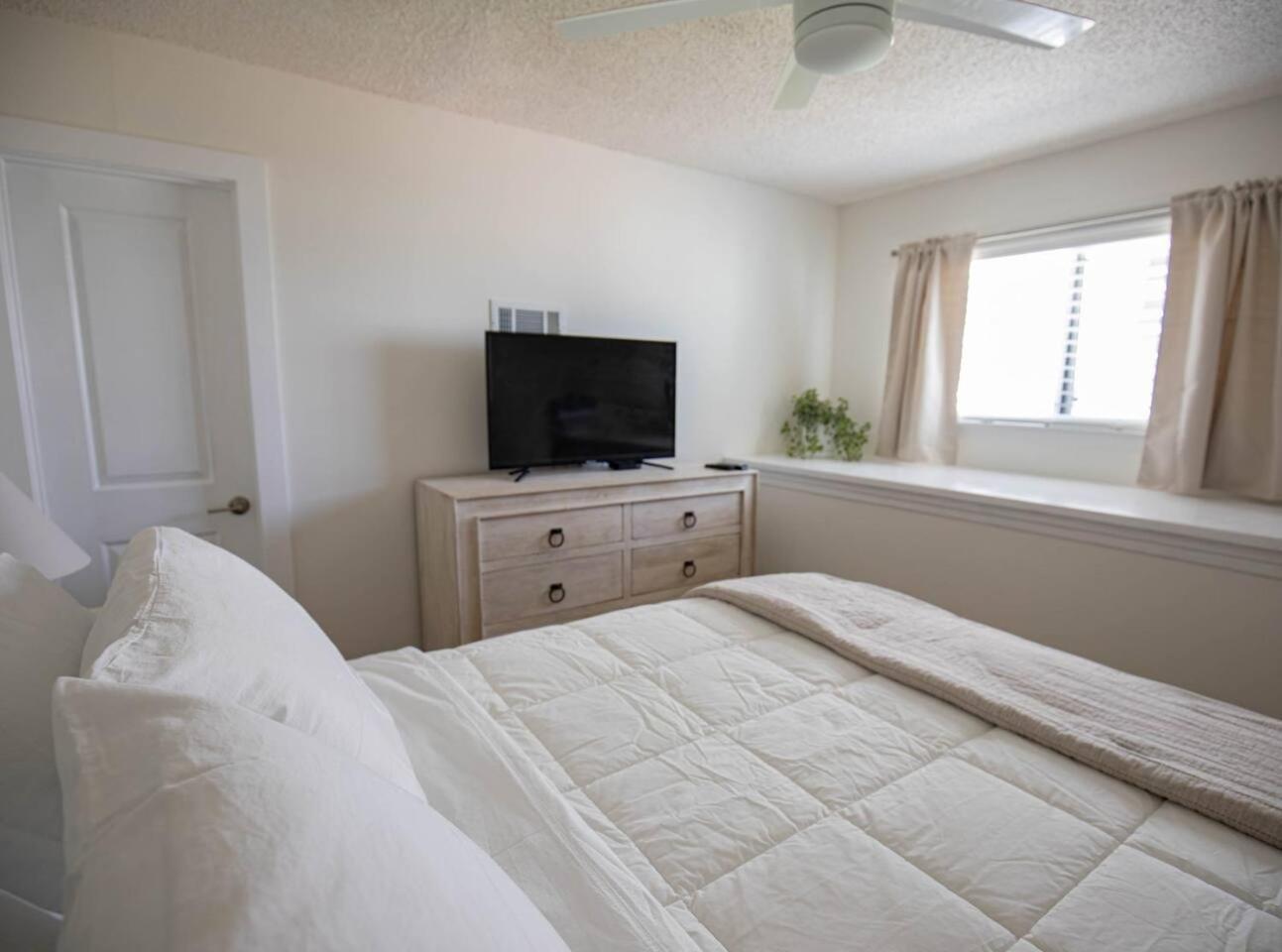 Scenic Bunkalow - Steps From Gated Beach Access Holiday home