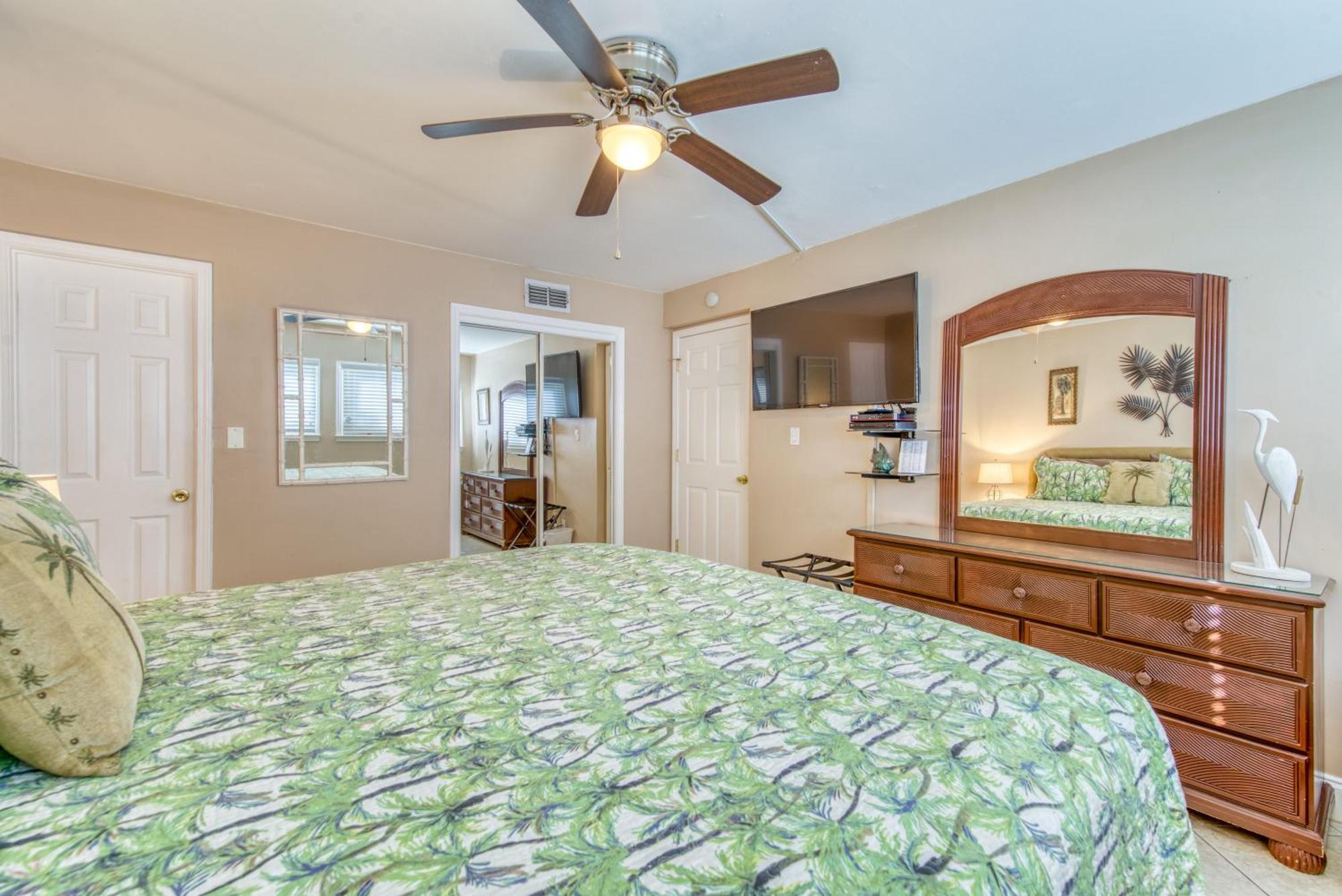 House C104 - Beachfront With Pool, Wifi, & Service Apartment *