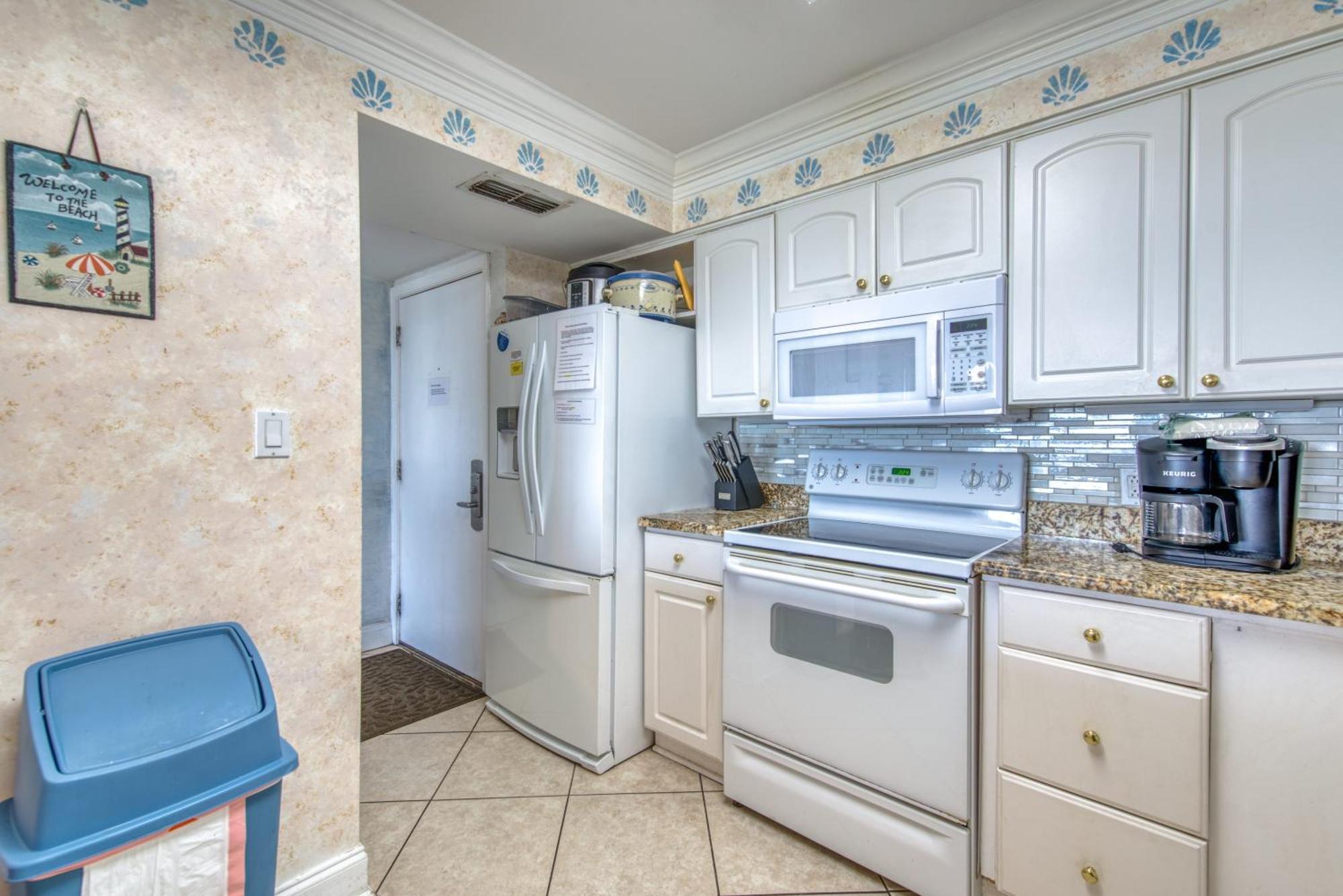 House C104 - Beachfront With Pool, Wifi, & Service Apartment *