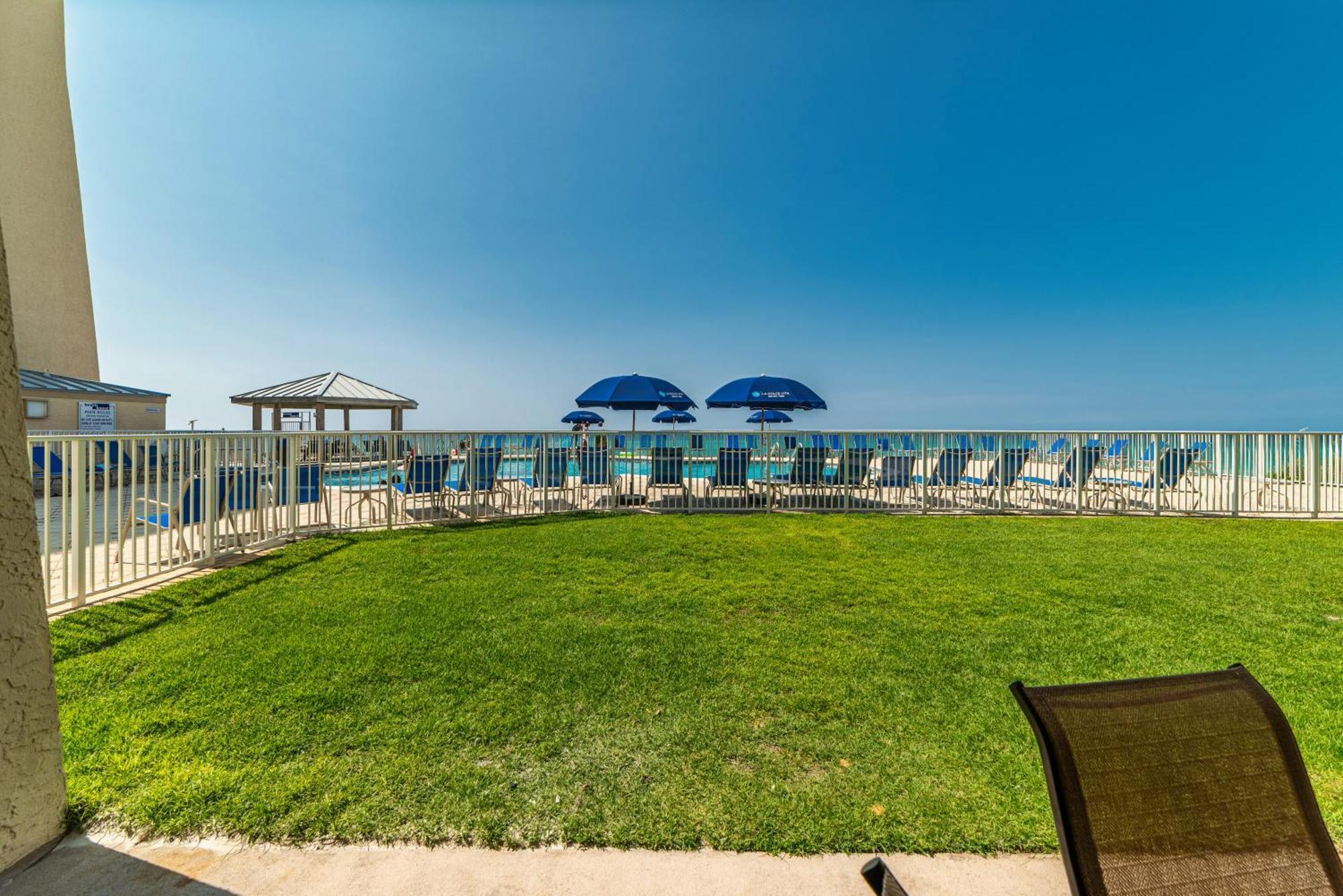 Apartment House C104 - Beachfront With Pool, Wifi, & Service