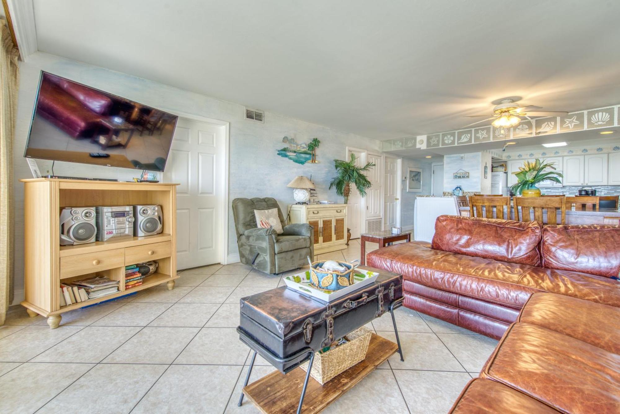 Apartment House C104 - Beachfront With Pool, Wifi, & Service *