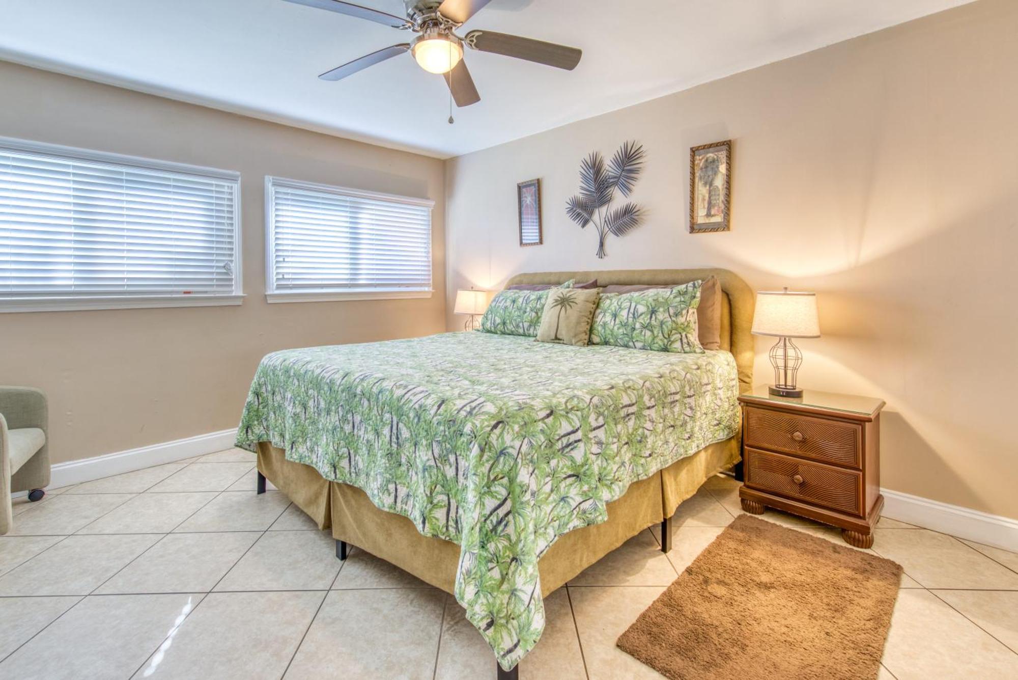 House C104 - Beachfront With Pool, Wifi, & Service Apartment