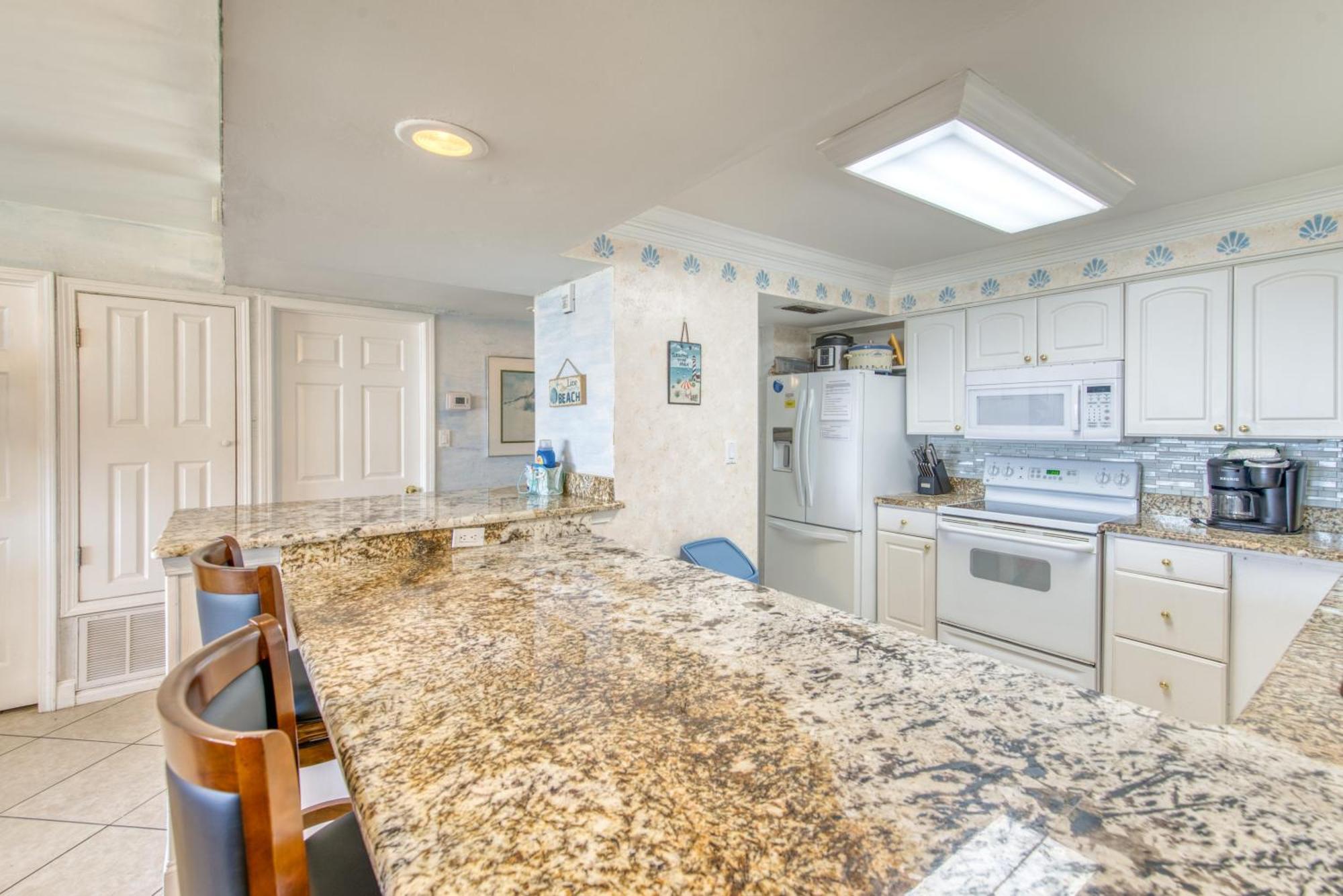 House C104 - Beachfront With Pool, Wifi, & Service