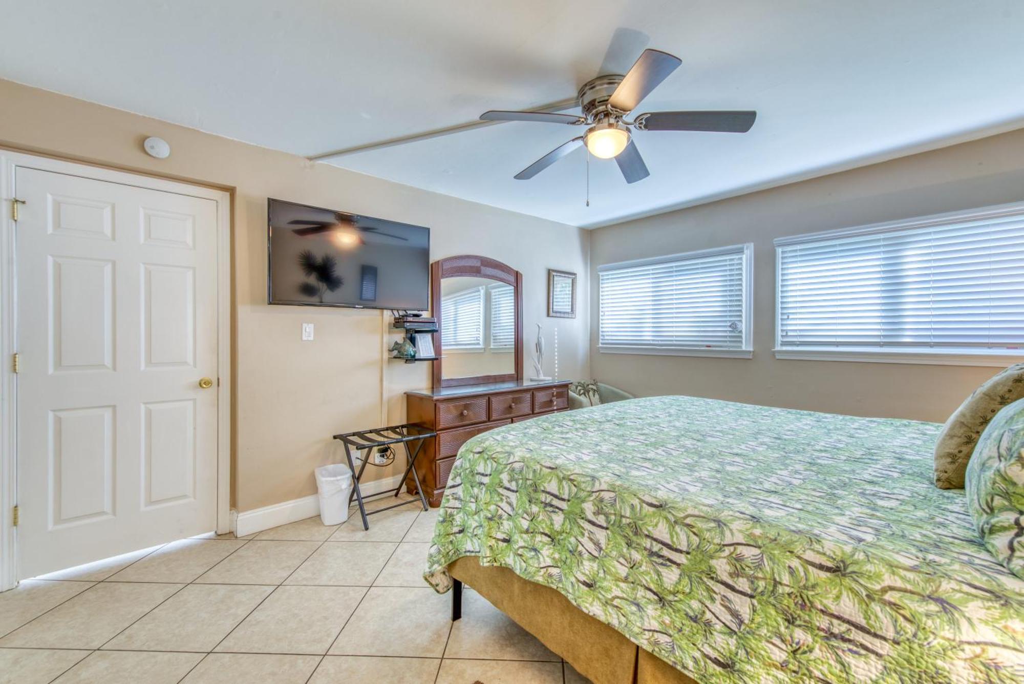 House C104 - Beachfront With Pool, Wifi, & Service Apartment *