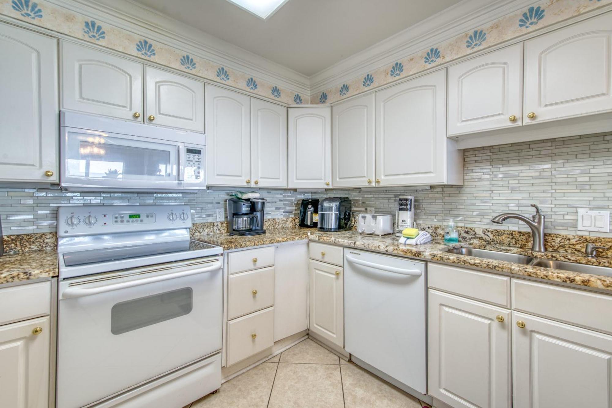 Apartment House C104 - Beachfront With Pool, Wifi, & Service Destin