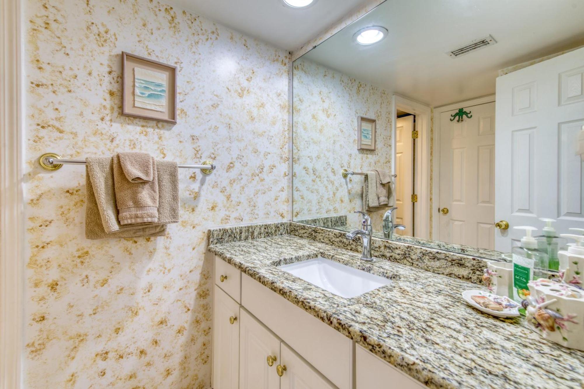 House C104 - Beachfront With Pool, Wifi, & Service Apartment Destin