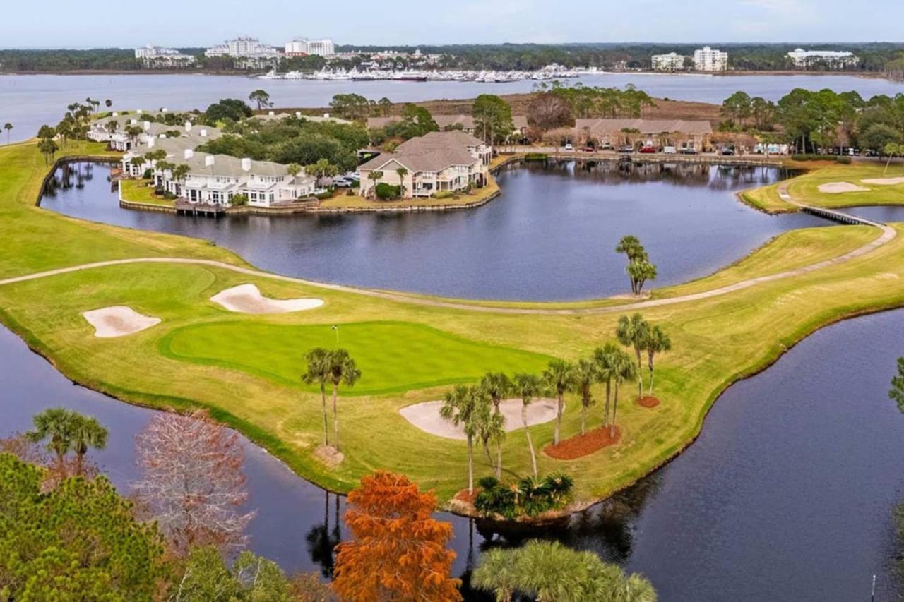Holiday home A Luxurious Surrounded By Beautiful Beaches And World-class Golf Courses *