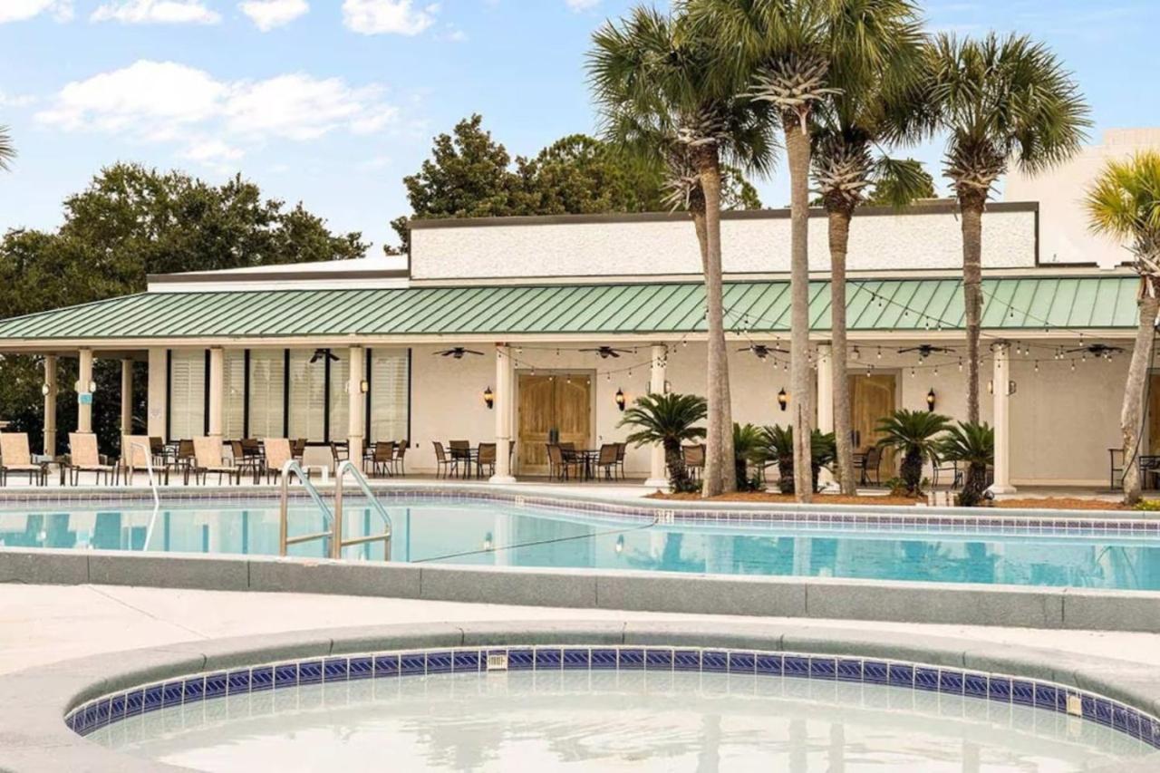 A Luxurious Surrounded By Beautiful Beaches And World-class Golf Courses Destin